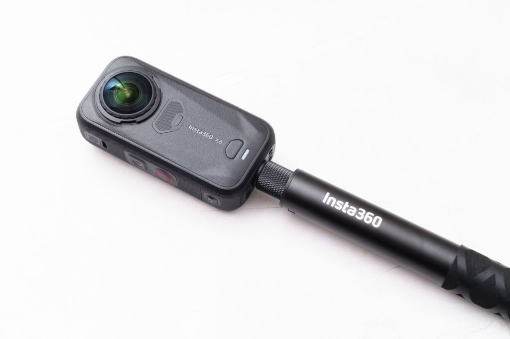自撮り棒に取り付けたInsta360 X6