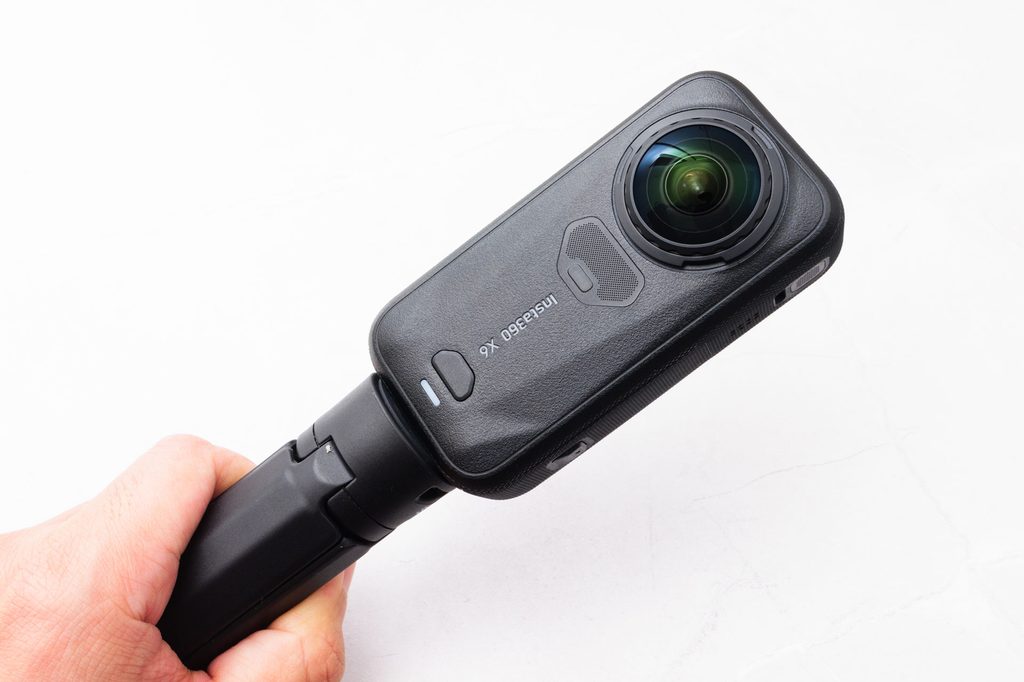 Insta360 X6をグリップ付きの三脚に取り付けて手で持ったところ