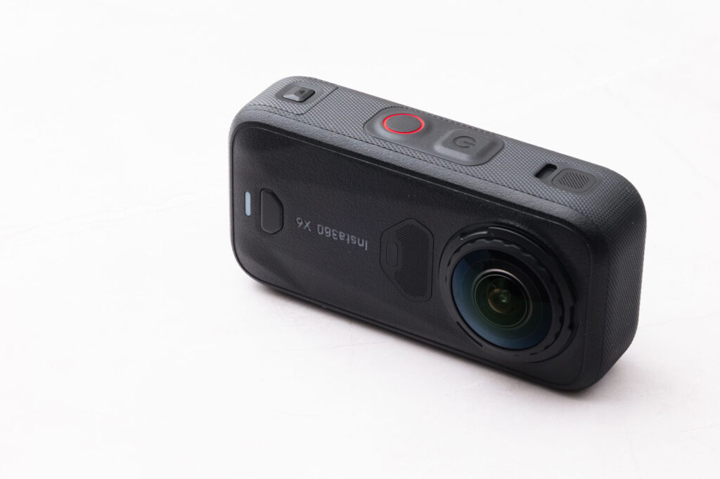 横向きに寝かせて置いたInsta360 X6
