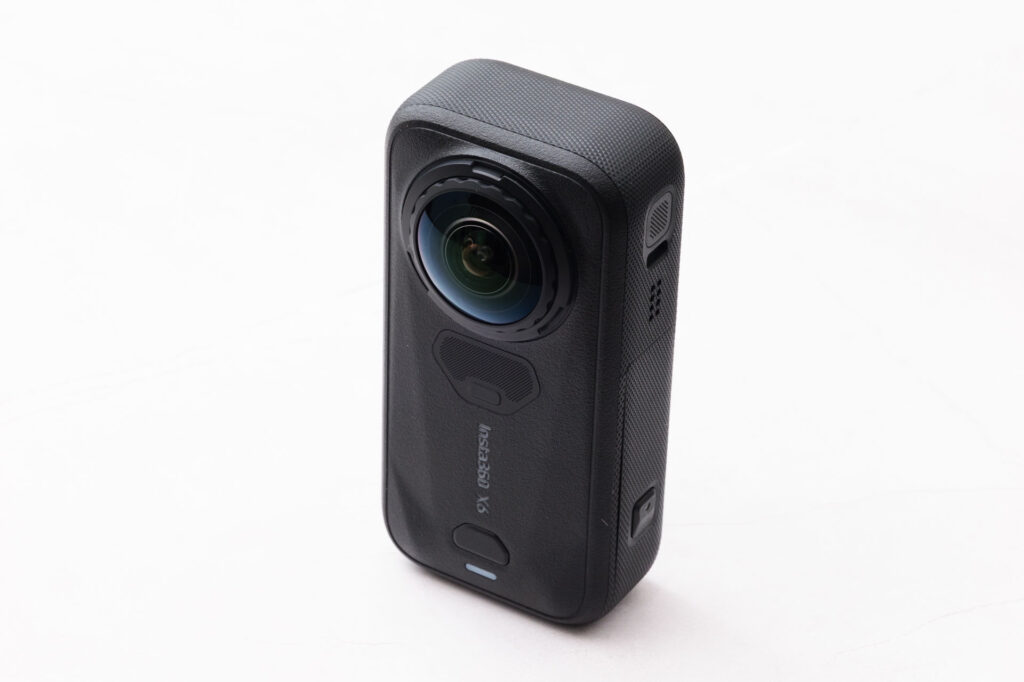 縦向きに立てて置いたInsta360 X6