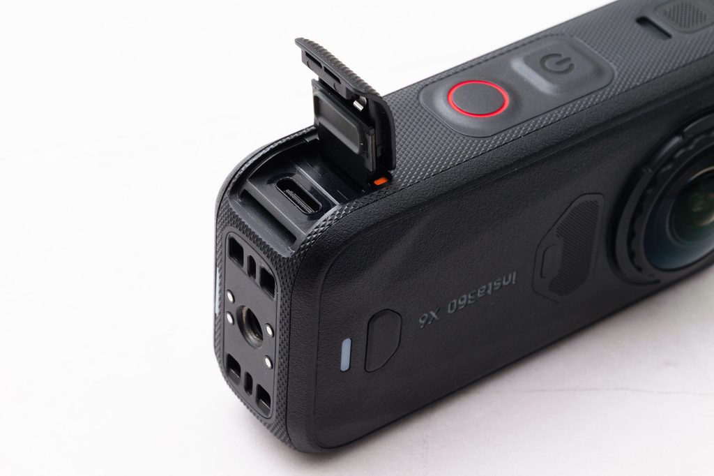 Insta360 X6のUSBカバーを開けたところ。USB-C端子が見える