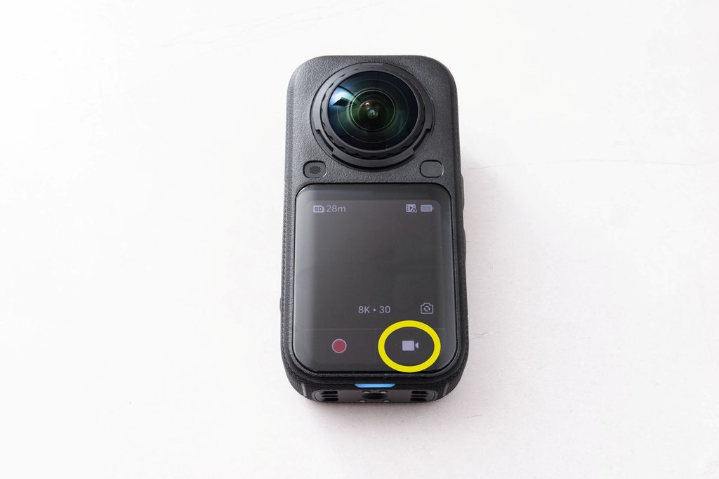 Insta360 X6の撮影画面。右下のモード切り替えボタンを丸で示している