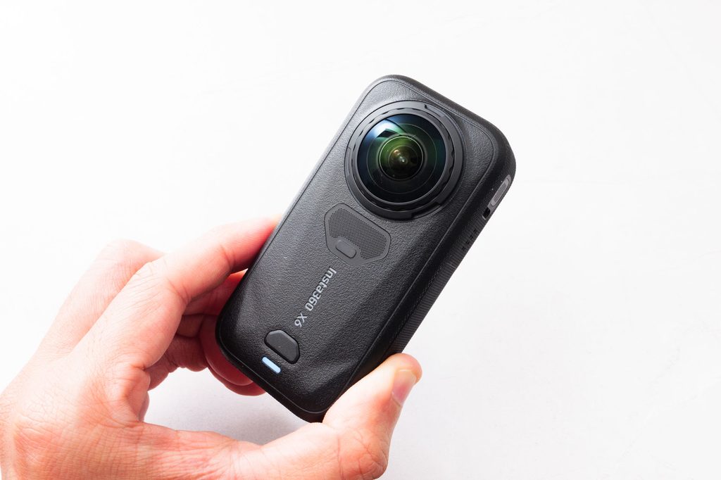 Insta360 X6を手で直接持っているところ