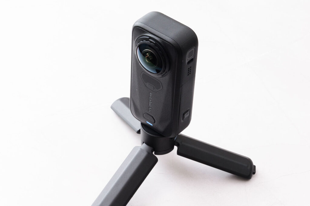 三脚に取り付けて立てたInsta360 X6