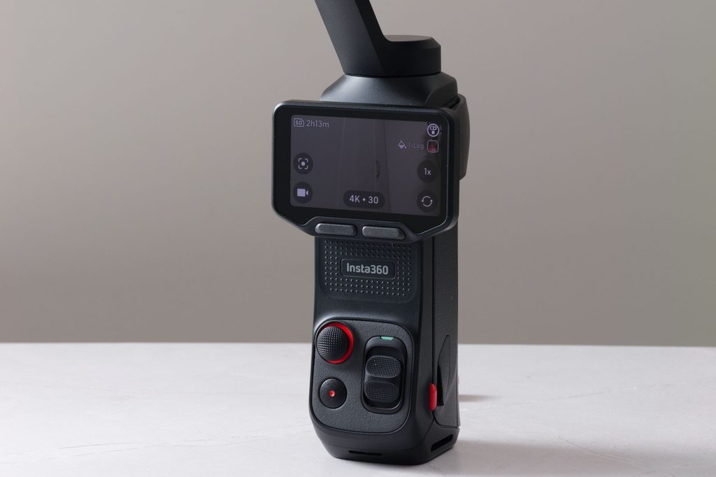 Insta360 Luna Ultraの背面。タッチスクリーンと、その下のカスタムボタン、ジョイスティック、シャッターボタン