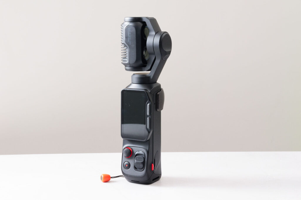 電源が入ってジンバルが起き上がったInsta360 Luna Ultra