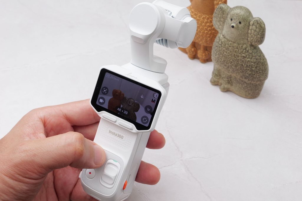 Insta360 Luna Proを手に持って被写体を撮影しているところ