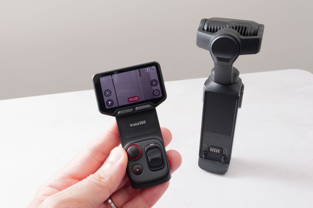 着脱式タッチスクリーンリモートを取り外したInsta360 Luna Ultra。手に持ったリモートと、立てたカメラ本体