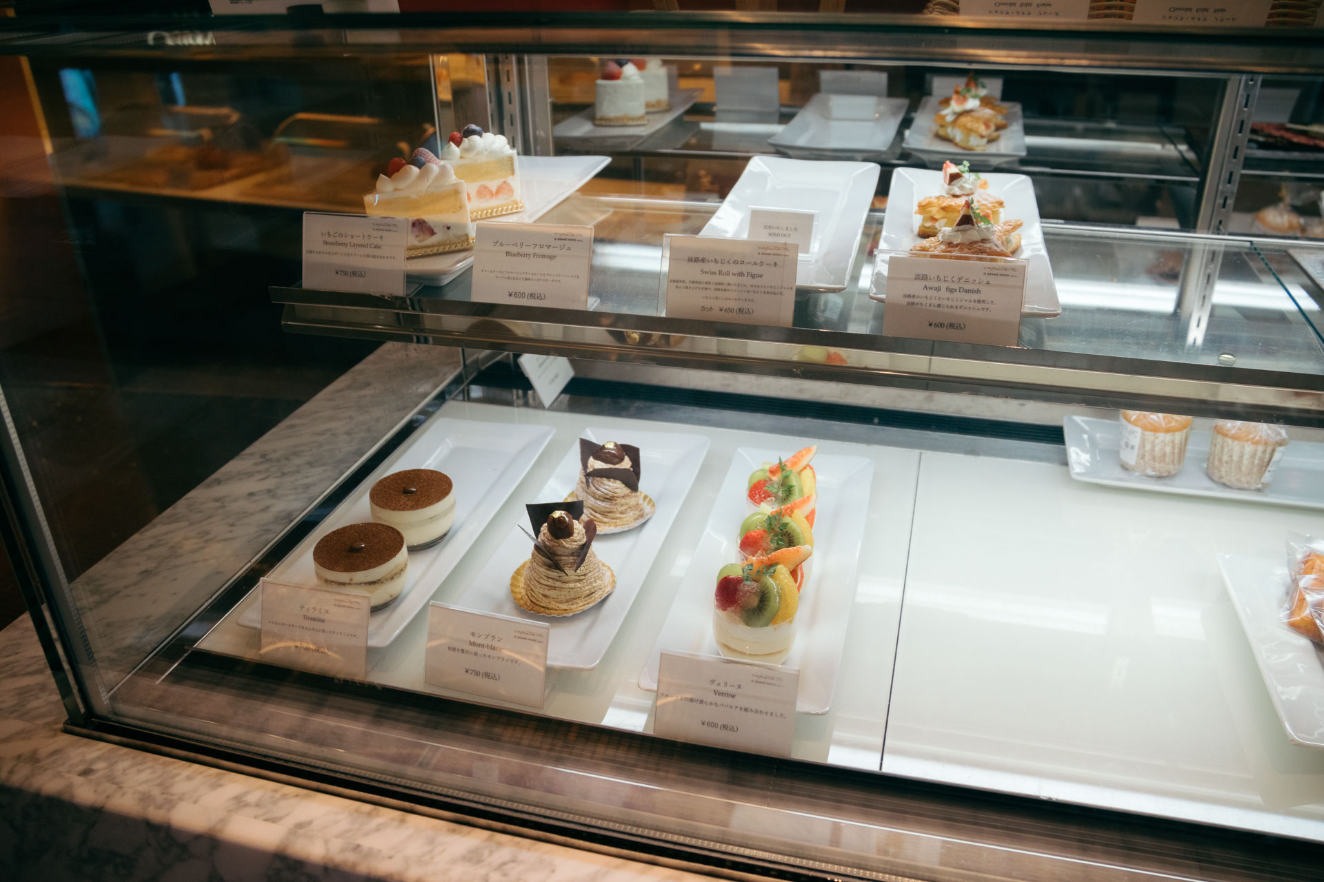 売店のケーキのショーケース