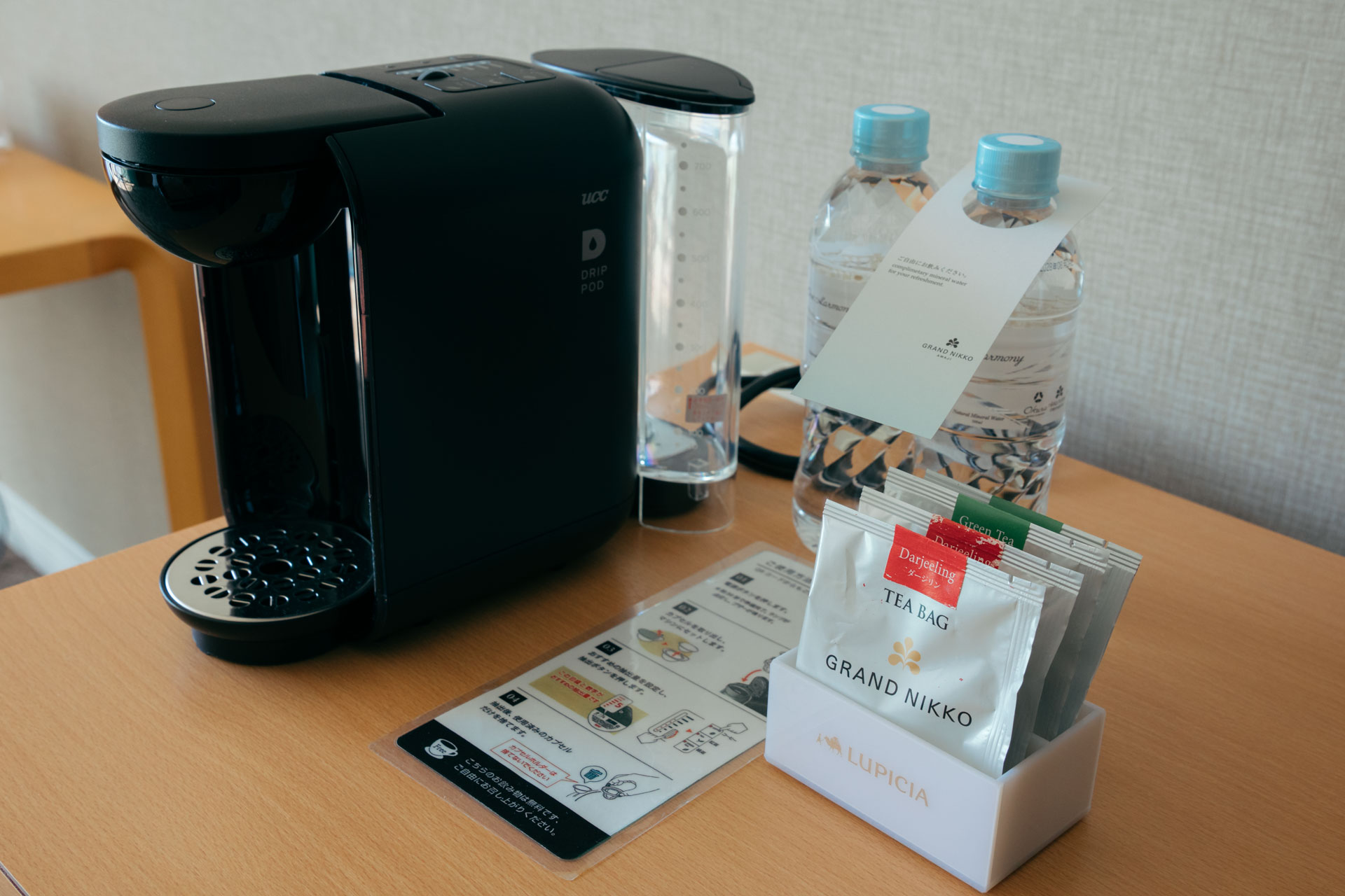 客室のコーヒーマシンとお茶