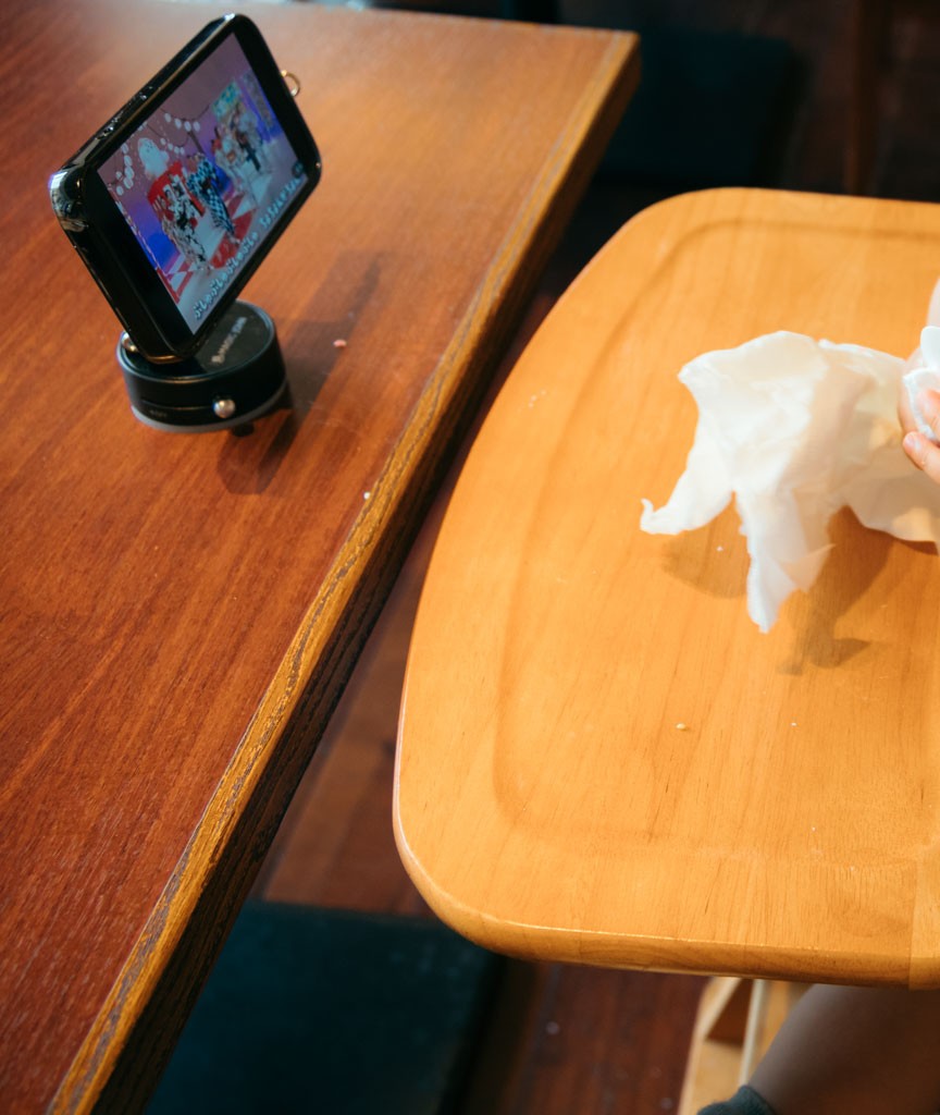 テーブルに吸盤で固定したスマホスタンド