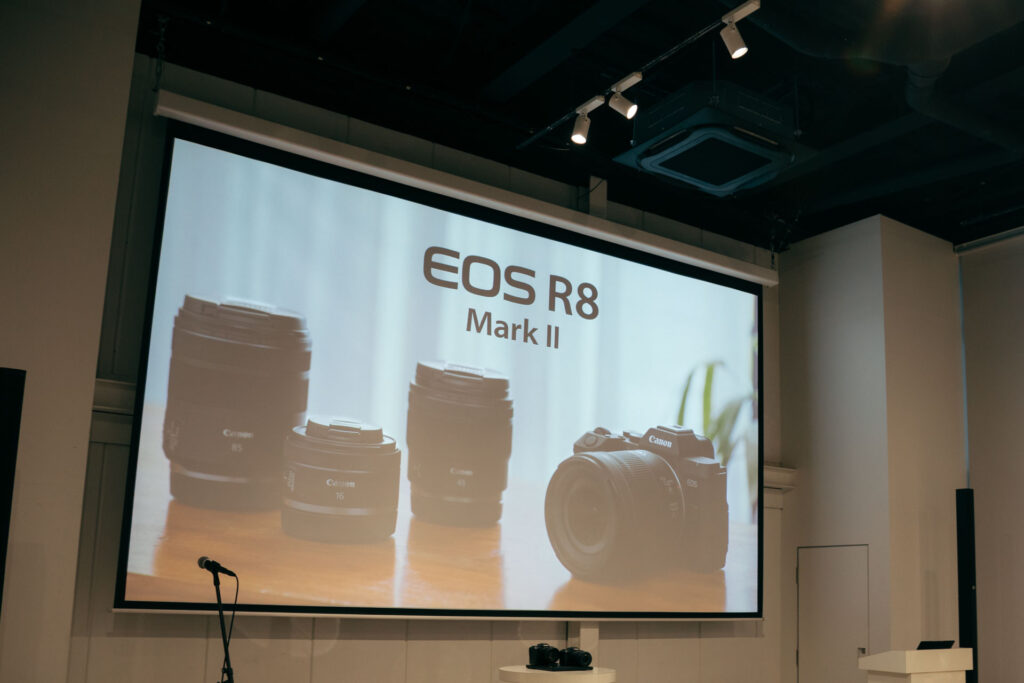 EOS R8 Mark II の製品紹介イベント会場のスクリーン