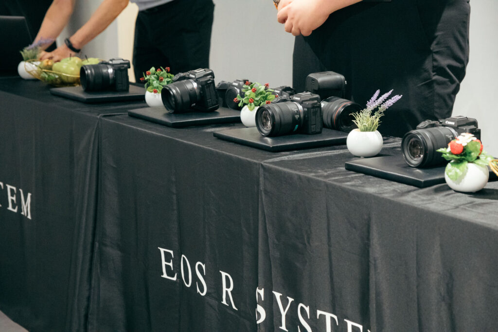 会場に並んだEOS R8 Mark IIの実機