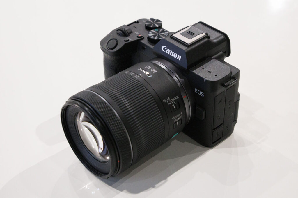 EOS R8 Mark IIの外観（RF24-105mm F4-7.1 IS STM装着）