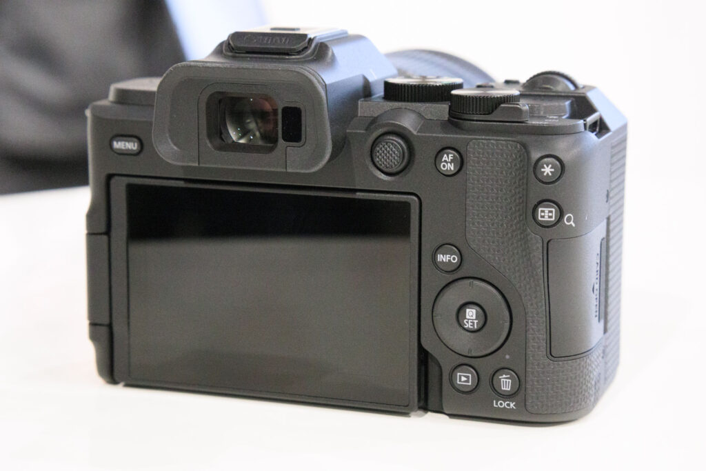 EOS R8 Mark IIの背面。右上にマルチコントローラーが加わった