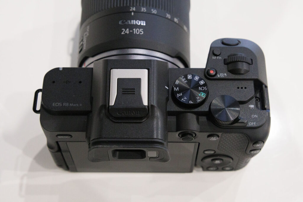 EOS R8 Mark IIを上から見たところ