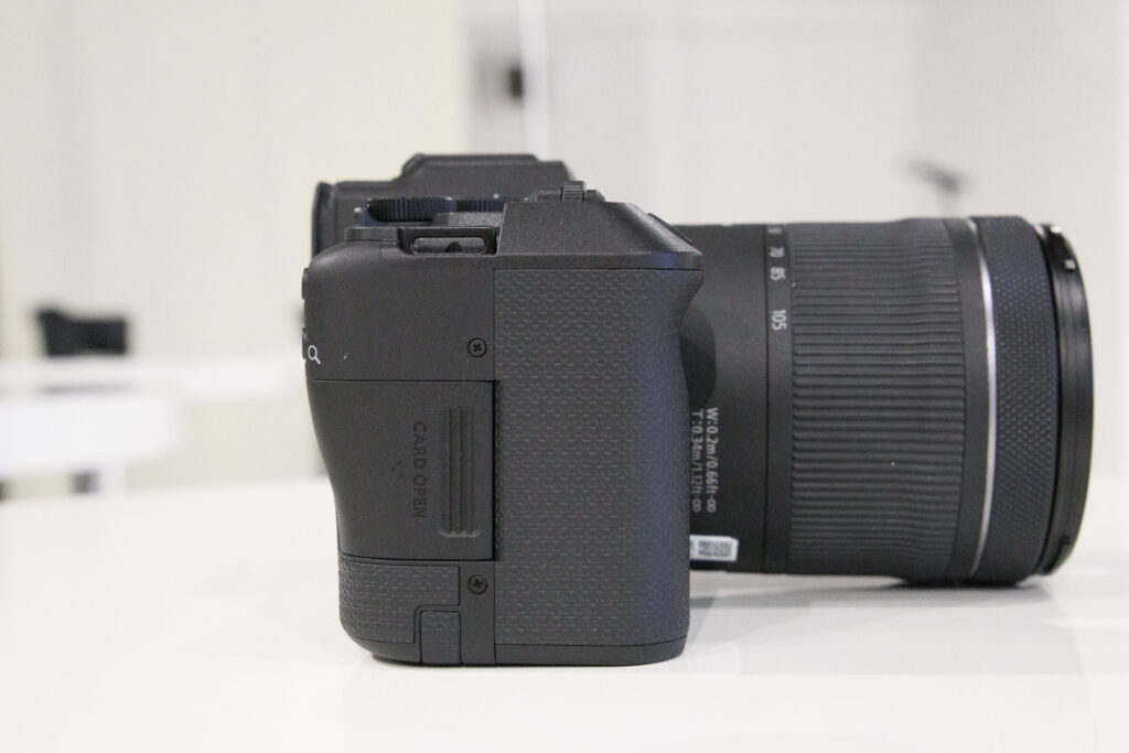 EOS R8 Mark IIの側面のカードスロット