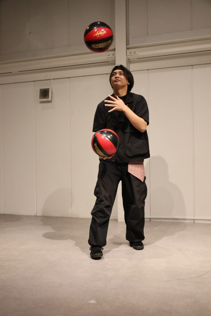 2つのボールを操るパフォーマーの作例