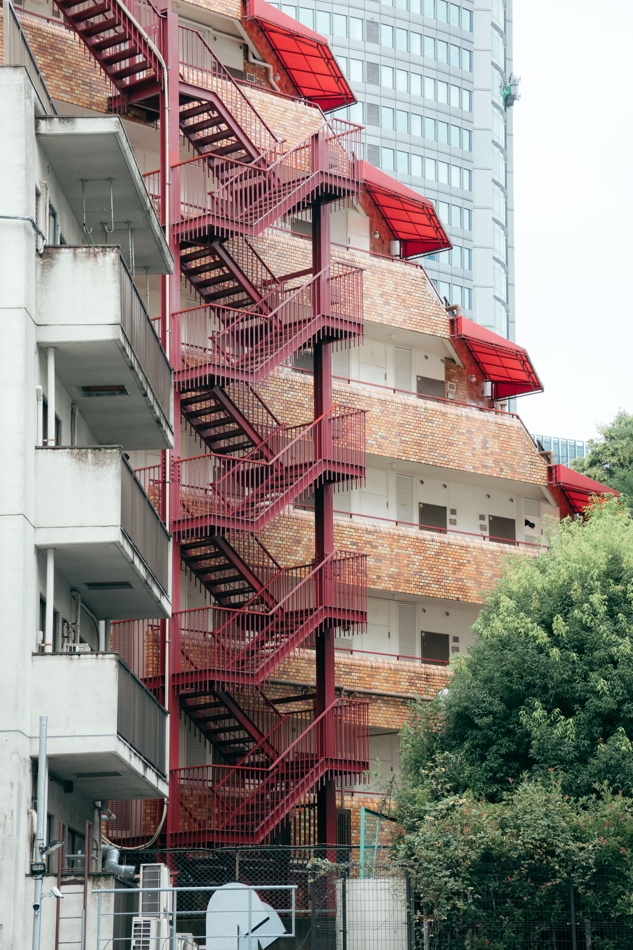 赤い非常階段