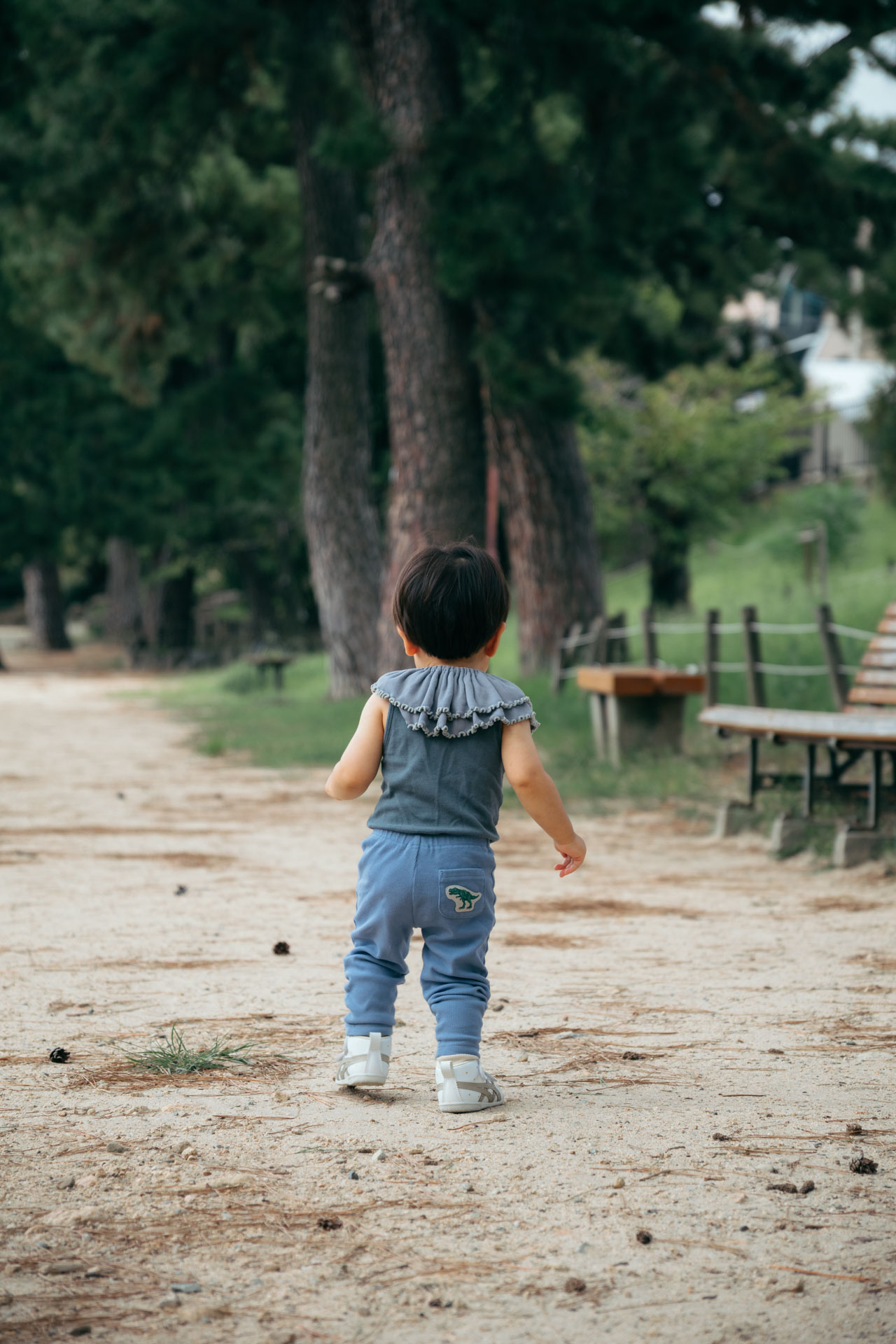 公園を歩く子どもの後ろ姿