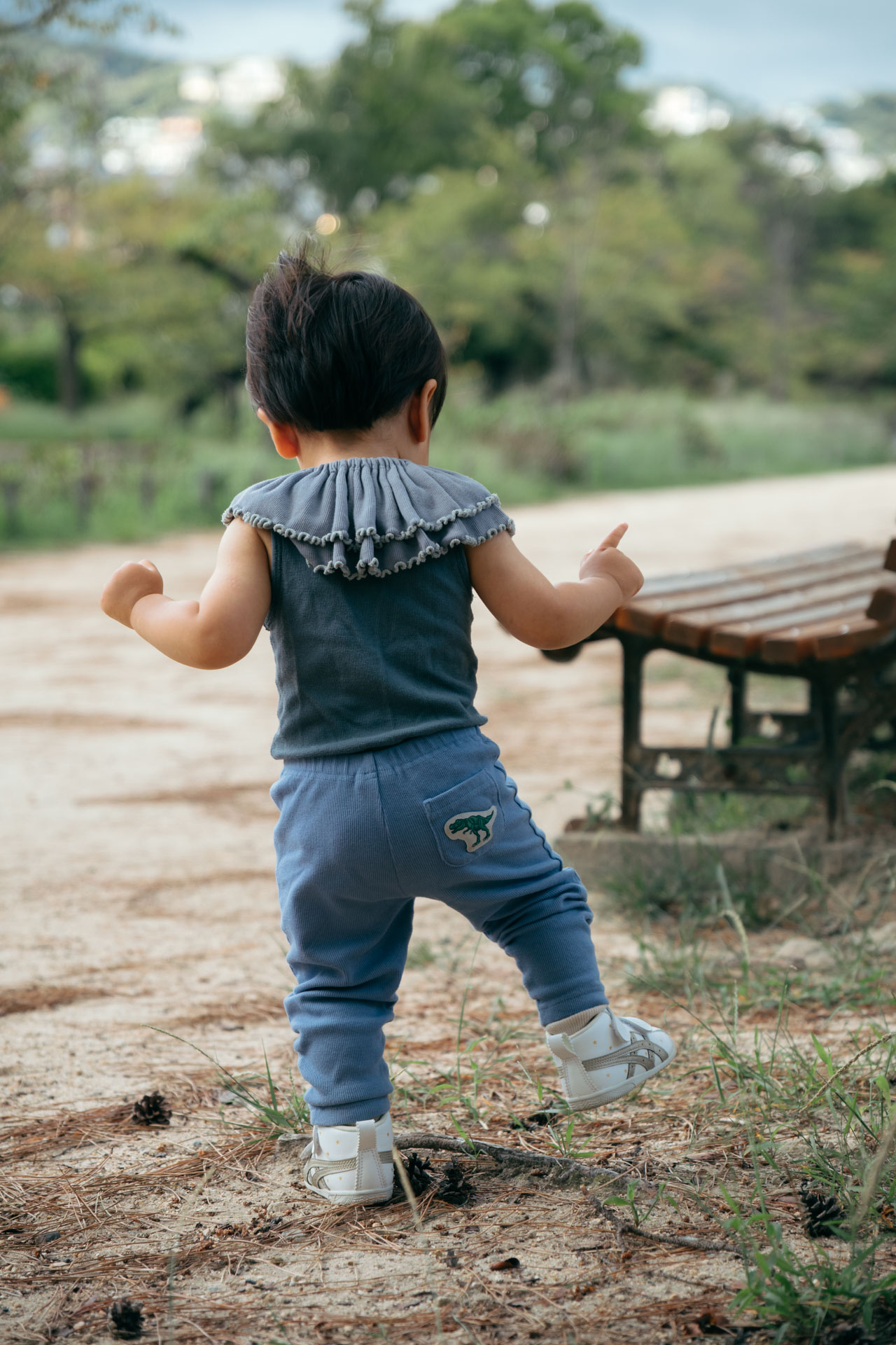 ベンチのそばの子どもの後ろ姿