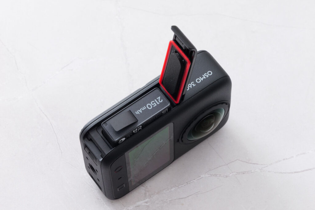 Osmo 360 IIのバッテリー収納部を開けたところ
