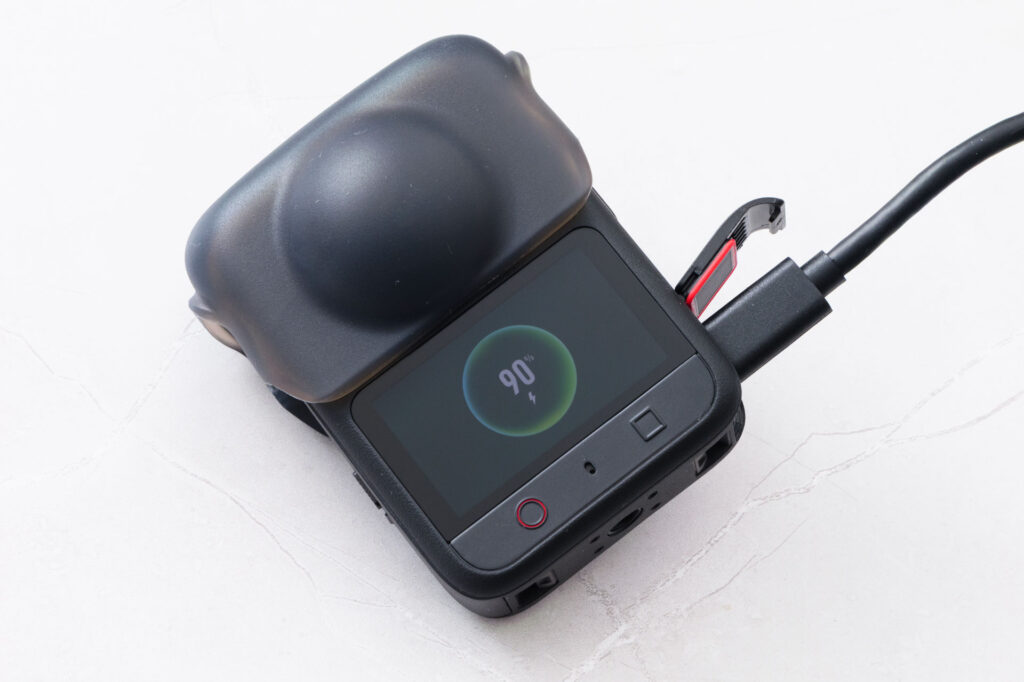 USB-Cケーブルで充電中のOsmo 360 II