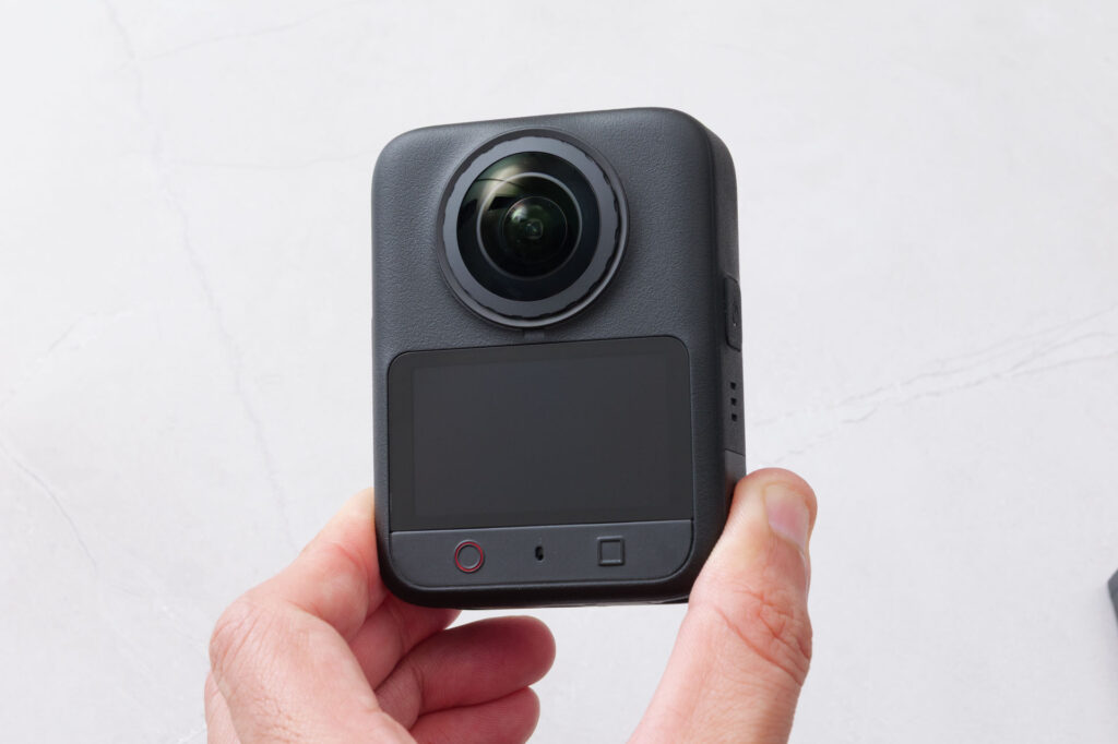 Osmo 360 IIを手に持ったところ