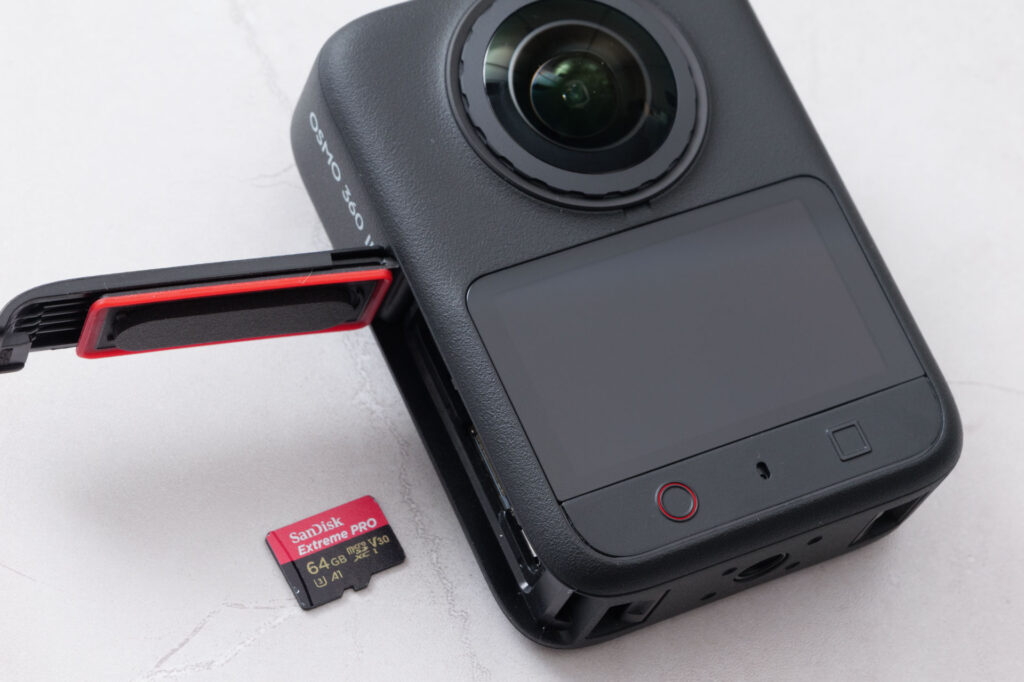 Osmo 360 IIにmicroSDカードを入れるところ