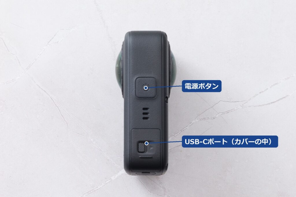 Osmo 360 IIの側面。電源ボタンとUSB-Cポートのカバー